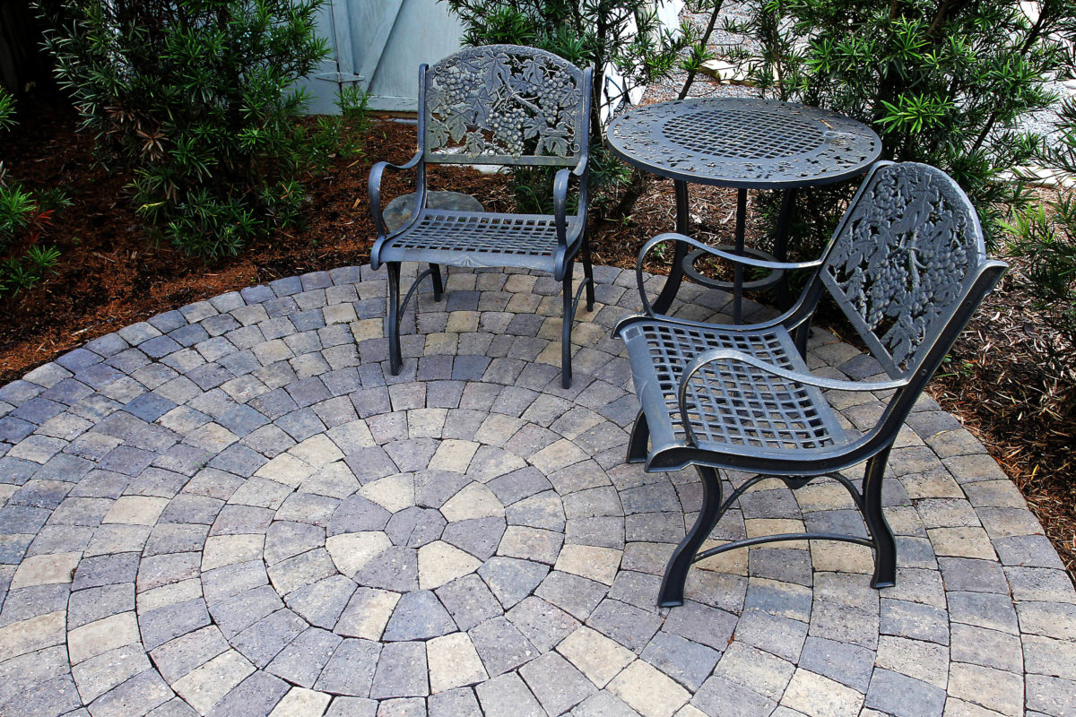 round stone pavers circle kit patio with ironwork table and chairs in garden